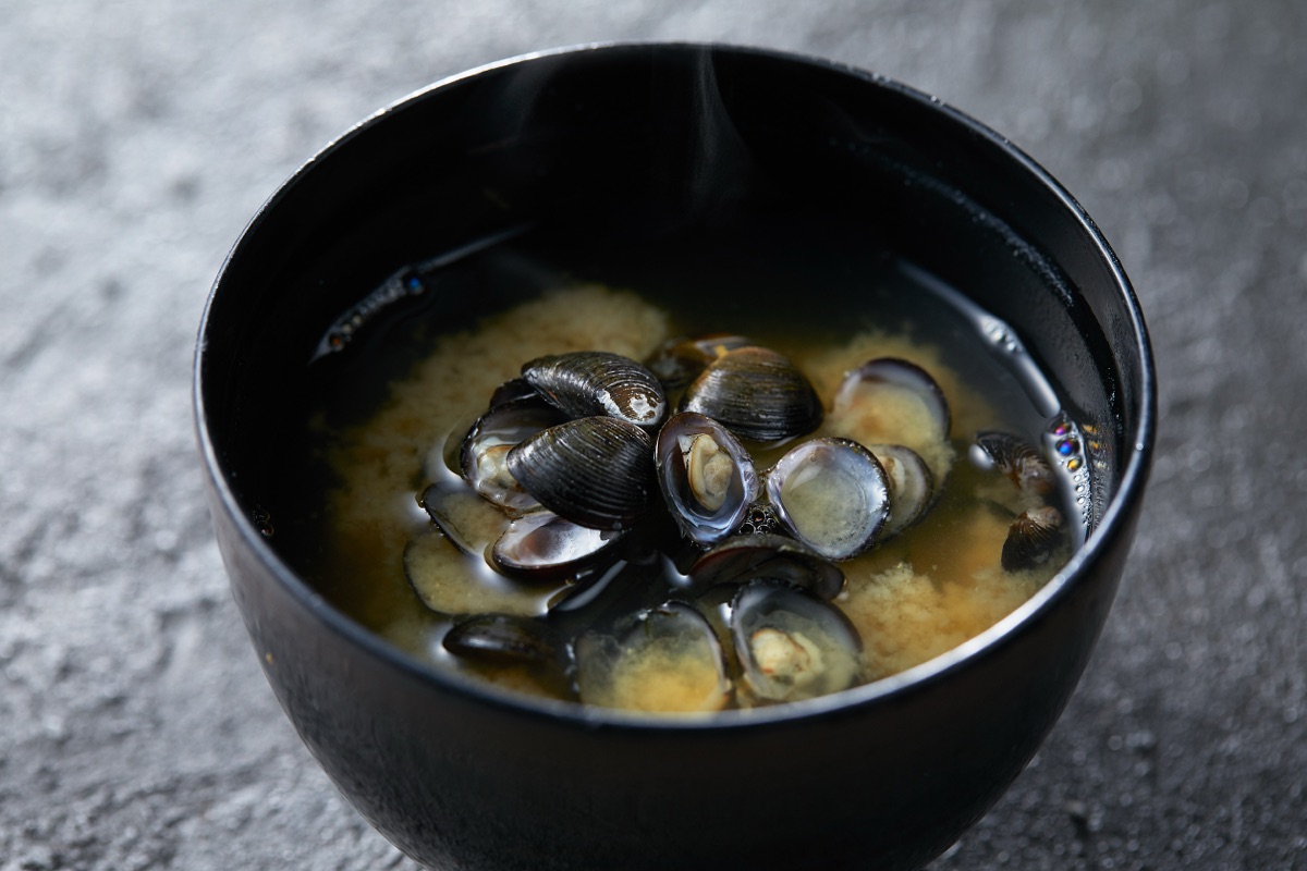 湯気の立つしじみ汁